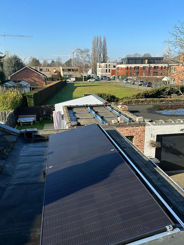 Zonnepaneel installatie op een dak in 2830 door Rasolar