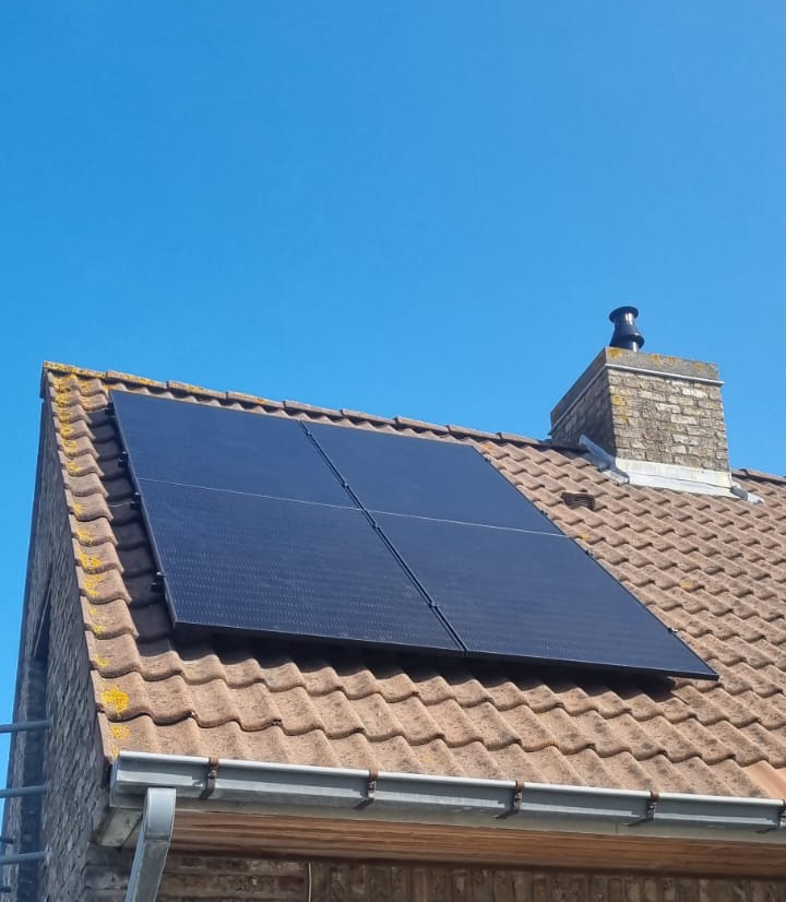 Zonnepaneel installatie op een dak in 8670 KOKSIJDE door Rasolar