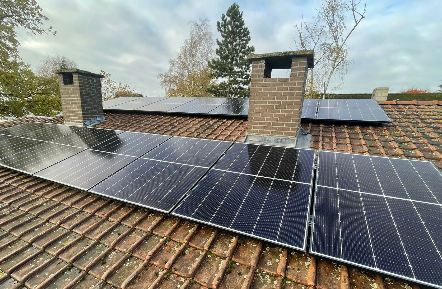 Zonnepaneel installatie op een dak in Aartselaar door Rasolar