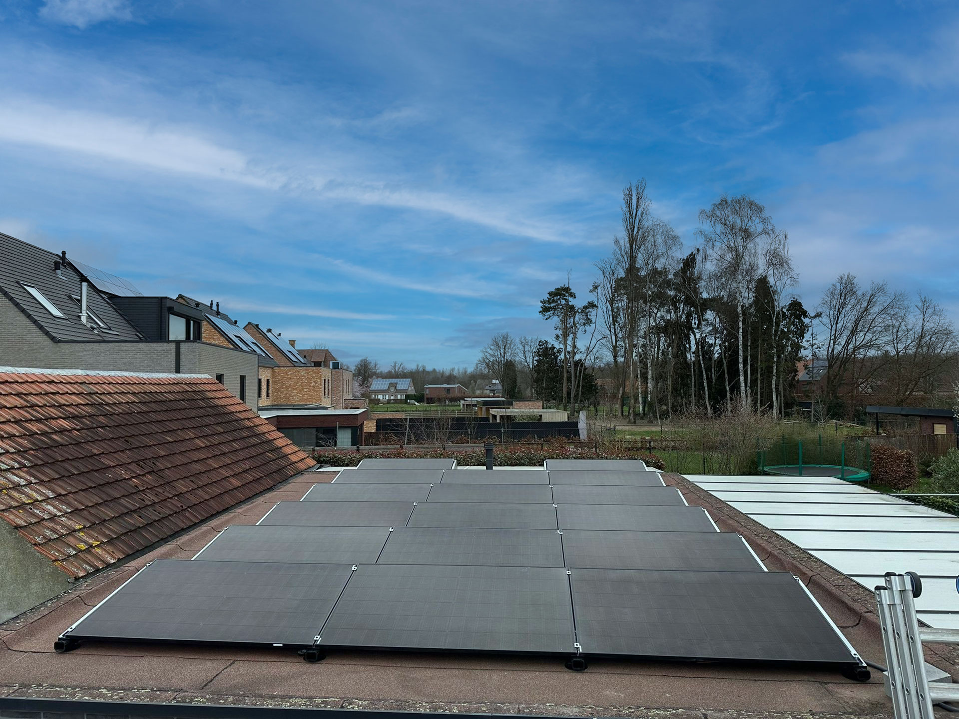 Zonnepaneel installatie op een dak in Oelegem door Rasolar