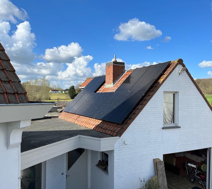 Zonnepaneel installatie op een dak in anzegem door Rasolar