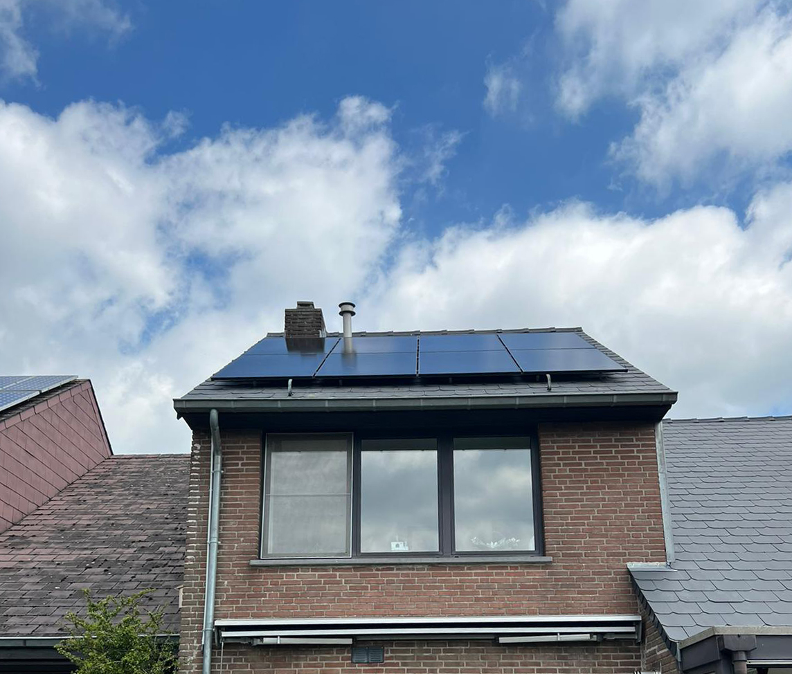 Zonnepaneel installatie op een dak in door Rasolar