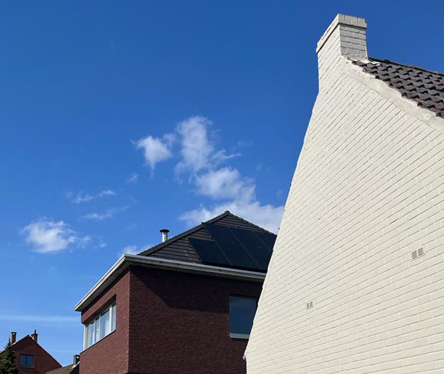 Zonnepaneel installatie op een dak in St.Pieters-Leeuw door Rasolar