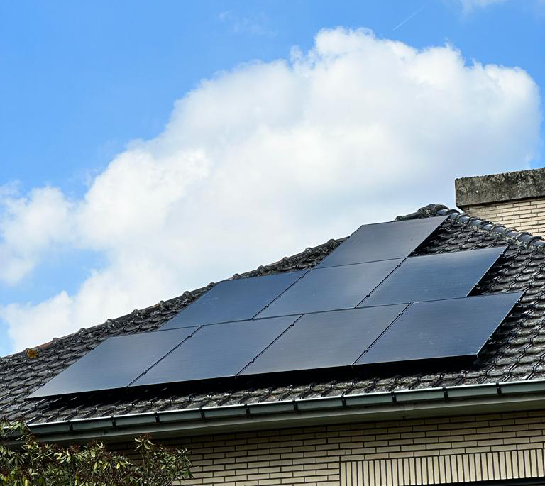Zonnepaneel installatie op een dak in Ternat door Rasolar