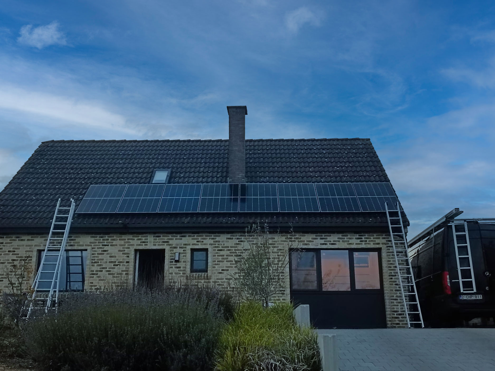 Zonnepaneel installatie op een dak in tienen door Rasolar