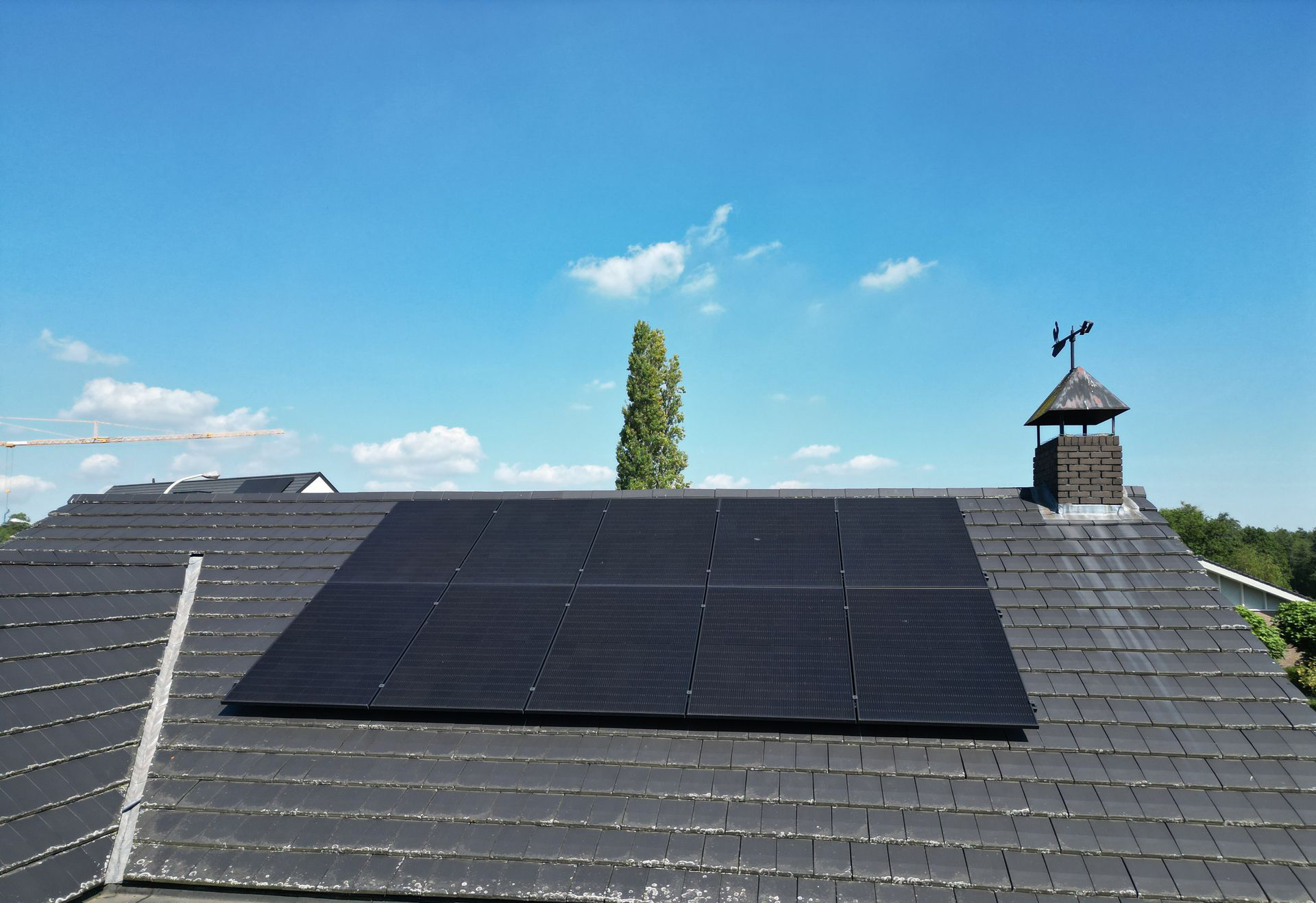 Zonnepaneel installatie op een dak in WUUSTWEZEL door Rasolar